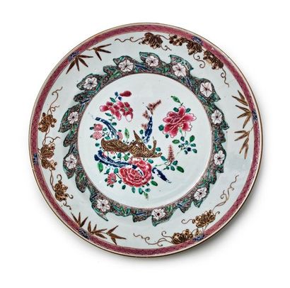 CHINE -Epoque QIANLONG (1736 - 1795) 
Plat en porcelaine à décor en émaux polychromes...