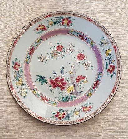 CHINE -Epoque QIANLONG (1736 - 1795) 
Plat en porcelaine à décor en émaux polychromes...