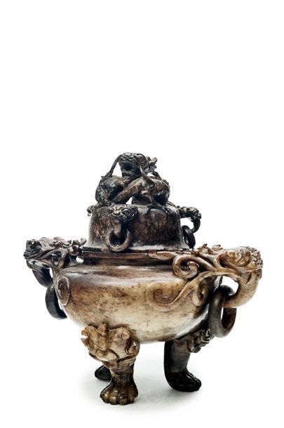 CHINE - XXe siècle 
Quatre brûle-parfums balustres tripodes en pierre dure, les prises...