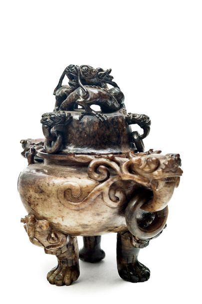 CHINE - XXe siècle 
Four hard stone tripod baluster burners, dragon-shaped grips...