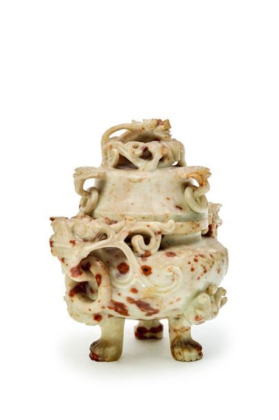 CHINE - XXe siècle 
Quatre brûle-parfums balustres tripodes en pierre dure, les prises...