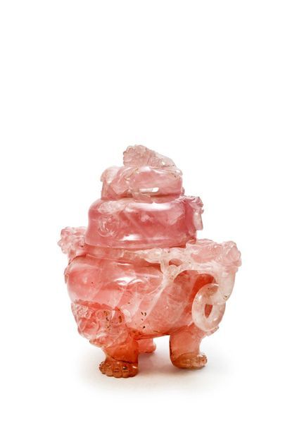 CHINE - XXe siècle 
Brule parfum tripode balustre en quartz rose, la prise en forme...