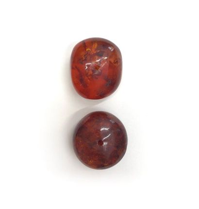 CHINE - XIXe siècle 
Groupe en ambre représentant des rochers stylisés.
H. 7 cm.
On...
