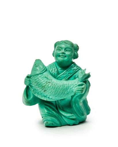 CHINE - XXe siècle 
Petite statuette en turquoise figurant une jeune fille tenant...