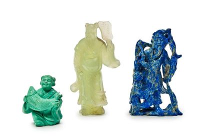 CHINE - XXe siècle 
Petite statuette en turquoise figurant une jeune fille tenant...