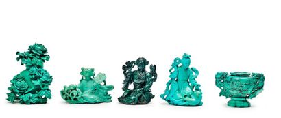 CHINE - XIXe siècle 
Quatre petits groupes en turquoise: vase couvert à décor en...