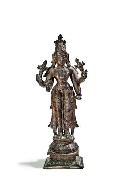 INDE - XIXE SIÈCLE 
Statuette de vishnu en bronze à patine brune, tenant ses attributs...