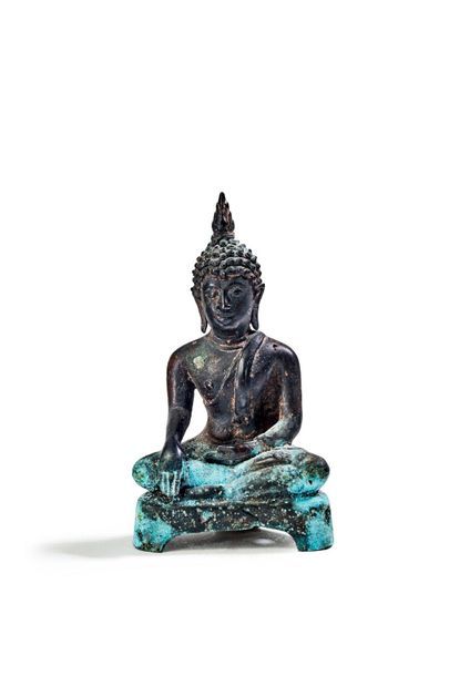 THAILANDE - XVIIE SIÈCLE 
Statuette de bouddha en bronze, assis en padmasana et faisant...