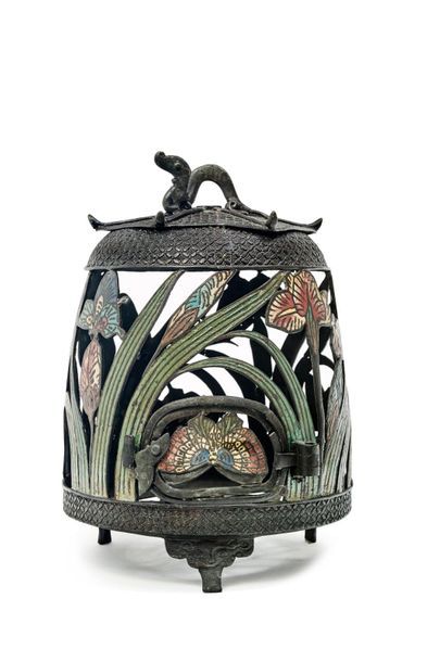 JAPON - Vers 1900 
Lanterne en bronze et émaux cloisonnés ajourée, à décor de papillons...