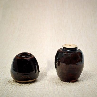 JAPON, Fours de Seto 
Chaire (pot à thé) ovoide en grès rouge, recouvert d'un fin...