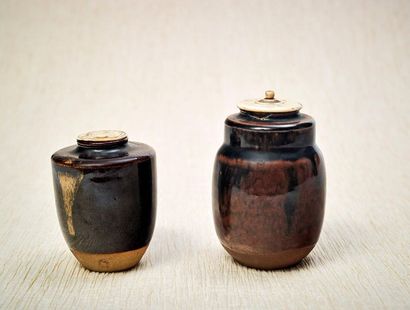 JAPON, Fours de Seto 
Two stoneware pulpits (tea pots), one ovoid with a wide reddish-brown...
