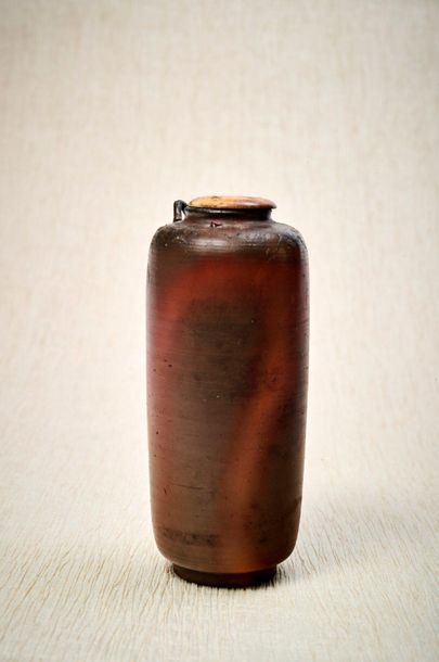 JAPON, Fours de Bizen 
Large cylindrical pulpit (tea pot) in slightly ashen red sandstone,...