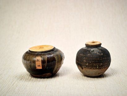 JAPON, Fours de Karatsu 
Chaire (pot à thé) en grès brun en forme de balustre aplatie,...