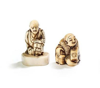 JAPON - XIXE SIÈCLE 
Deux netsuke en dent et ivoire, personnage assis tenant une...