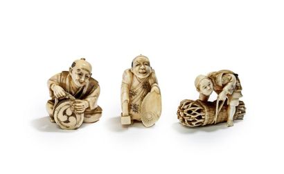 JAPON - Epoque MEIJI (1868 - 1912) 
Trois petits okimono en ivoire dans le style...