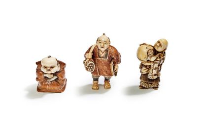 JAPON - Epoque MEIJI (1868 - 1912) 
Trois petits okimono en ivoire, ivoire teinté...