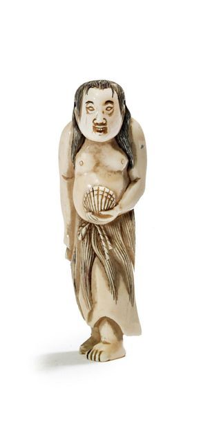 JAPON - XXe siècle 
Netsuke in ivory, fisherman ama standing, holding a shell in...