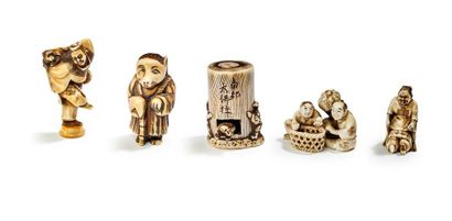 JAPON - Epoque MEIJI (1868 - 1912) 
Three small okimono in ivory, tooth and deer...