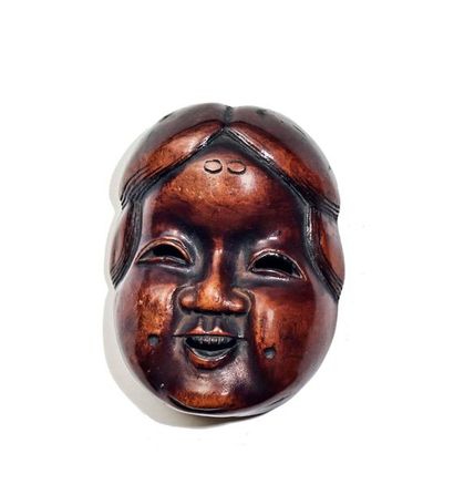 JAPON - XIXE SIÈCLE 
Wooden Netsuke, smiling Okame mask, discovering his teeth.
H....