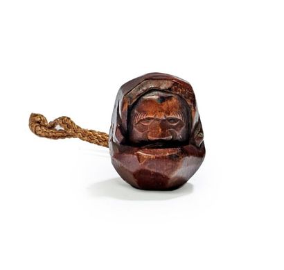 JAPON - XIXE SIÈCLE 
Netsuke en hinoki, Daruma enveloppé dans son manteau. (Chocs)....