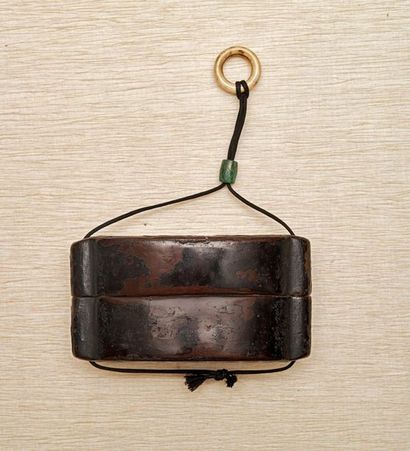 JAPON - Fin Époque EDO (1603 - 1868) 
Inro de sumo à une case en laque brune. (Accidents)
L....