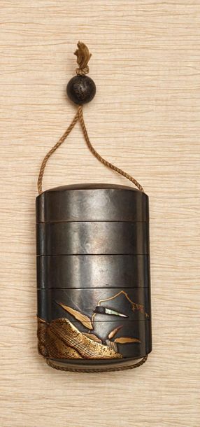 JAPON - Epoque EDO (1603 - 1868) 
Inro à quatre cases en laque rogin à décor en takamaki-e...