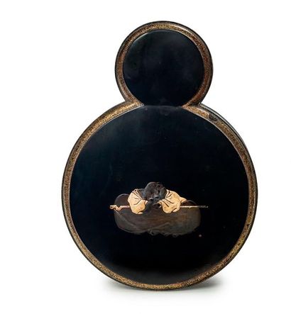 JAPON - Fin Époque EDO (1603 - 1868) 
Boite en laque noire de forme double gourde...