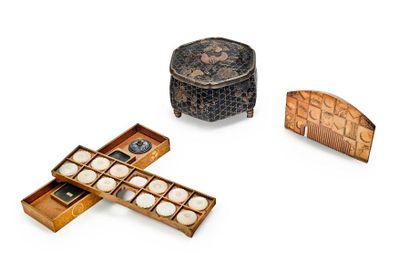 JAPON - XIXE SIÈCLE 
Hexagonal tripod black lacquer kobako (small box) decorated...
