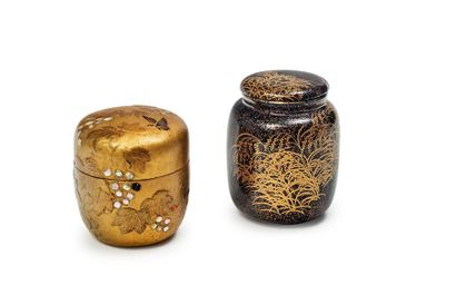 JAPON - Epoque EDO (1603 - 1868) 
Deux natsume (pots à thé) en laque, l'un or à décor...