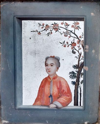 CHINE, Canton - XIXe siècle 
Fixé sous verre sur miroir, jeune femme européenne assise...