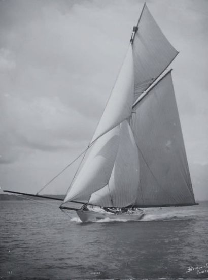 BEKEN & SON. - "Le yacht HESTER". Grand et beau tirage c. 1920, signé, légendé et...
