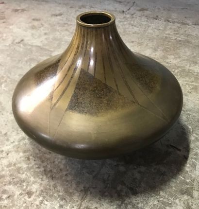 Vase en métal à décor géométrique