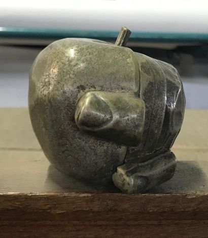 null A. PISANI
Pomme avec deux doigts.
Datée 1974, numéroté 901/1000.
H. 9 cm. 