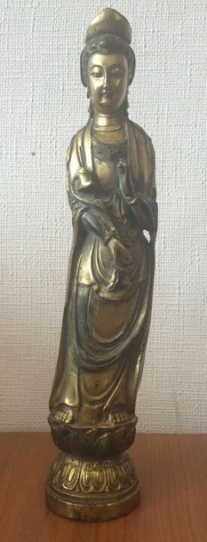 Statuette d’une divinité féminine portant...