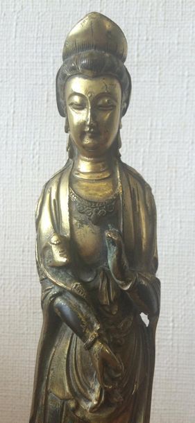 null Statuette d’une divinité féminine portant un sceptre et reposant sur une fleur...