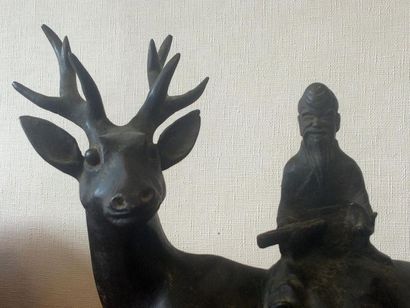 null Statuette en bronze patiné, représentant un cervidé portant un personnage sur...