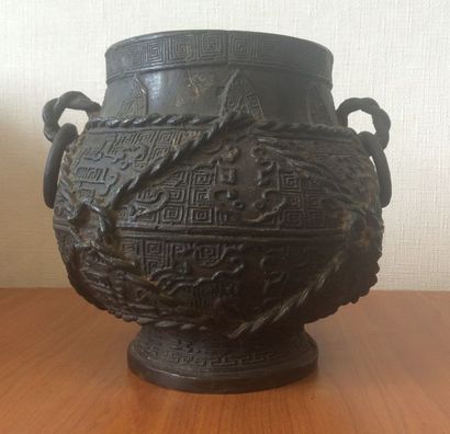 Vase en bronze ciselé et patiné à 2 anses...