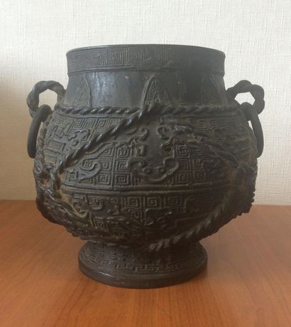 null Vase en bronze ciselé et patiné à 2 anses munies d'anneaux mobiles à décor de...