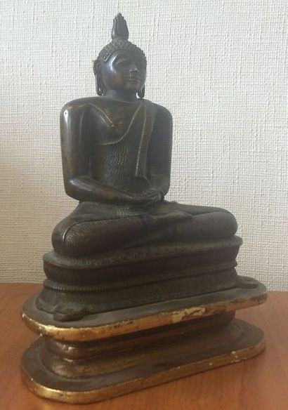 Bouddha en bronze ciselé, patiné et doré...