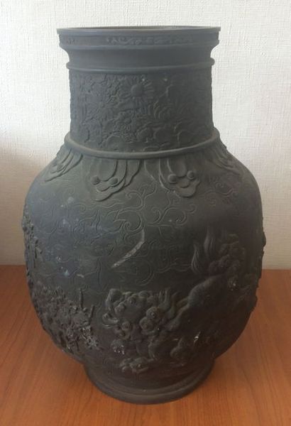 Important vase en bronze ciselé et patiné...