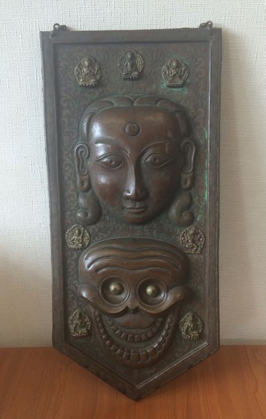 null Relief en cuivre présentant deux visages  
Probablement Tibet
49 x 22 cm