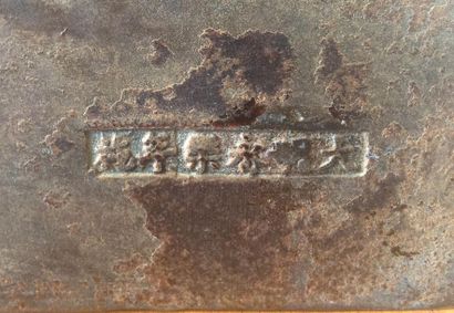 null Guan Yin en bronze patiné et ciselé    
H. 47 cm