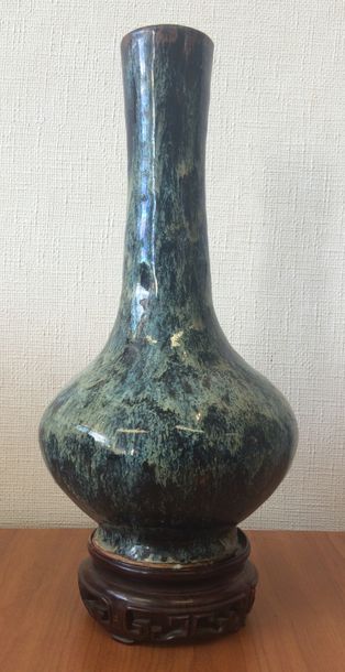 Vase à long col en céramique émaillé à coulures...