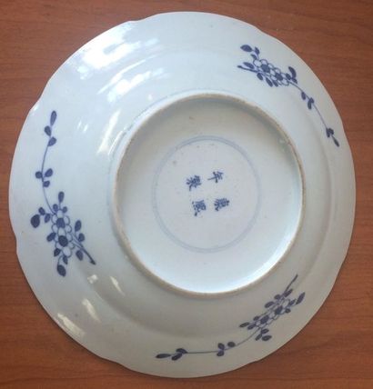 null Petite assiette blanc bleu à décor de réserves ornées de femmes
Marque à 4 caractères
Diam....