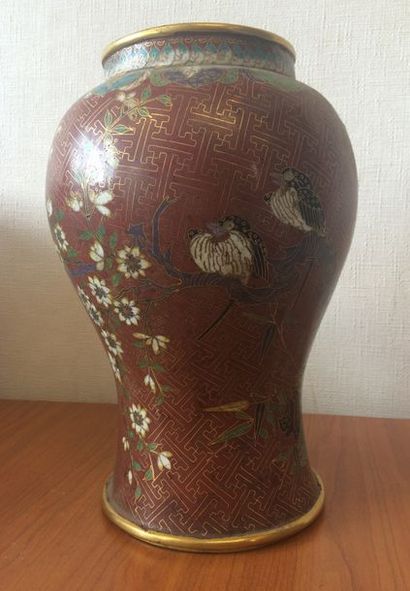 Vase cloisonné à fond brun à décor d'oiseaux...