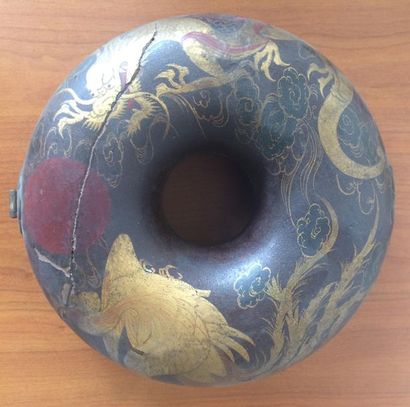 null Boite en forme d'anneau en laque décoré d’un dragon et d’un phénix
H. 7,5 cm....