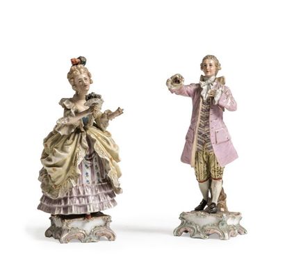  Couple de personnages en porcelaine polychrome et or dans le goût du XVIIIe siècle....