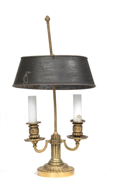 null Lampe bouillotte en bronze ciselé et doré à deux bras de lumière s'échappant...