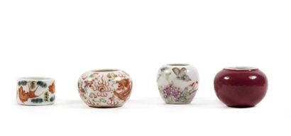 CHINE - XIXe siècle Quatre mangeoires à oiseaux en porcelaine décorée en émaux polychromes...