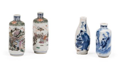 CHINE - XIXe siècle Quatre flacons tabatière en porcelaine, dont deux bleu blanc...
